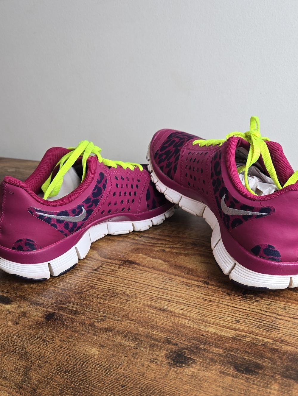 Nike Women's Leopard Free 5.0 V4 Raspberry Red Sneaker Shoes Size 9 Athletics - Picture 4 of 8